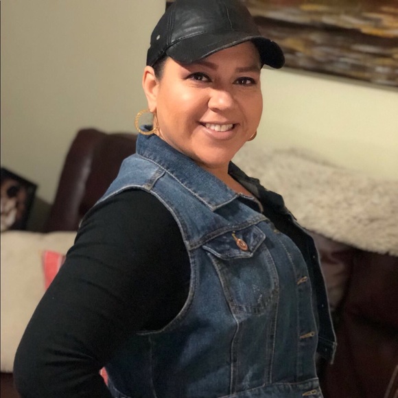 Meet your Posher, Mayra - Picture 1 of 2